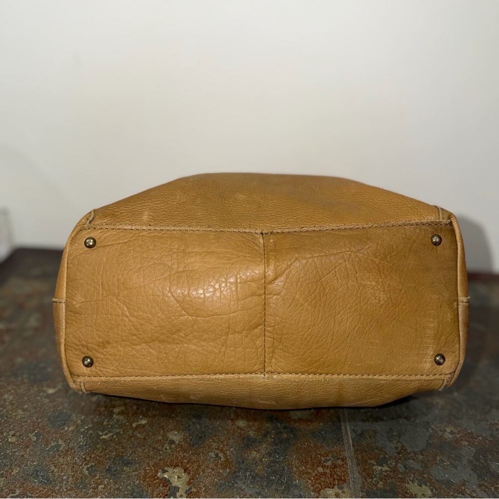 American Leather Co. Austin Triple Entry Bucket Shoulder Bag Women’s - Picture 4 of 8